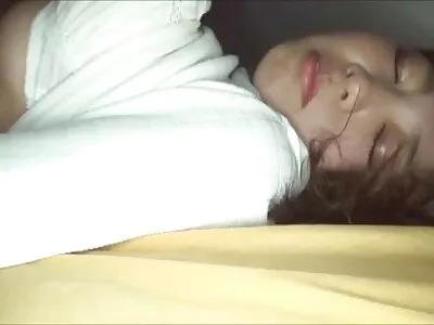ছোট বেবি তার পা ছড়িয়ে সেক্সি বিএফ
