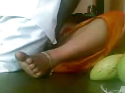 যুবতী মেয়ে বিএফ সেক্সি বড় বাঁড়া চুষছে