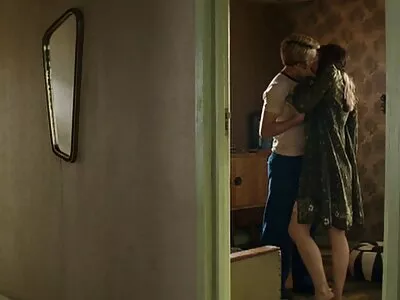 একটি সেক্সি বিএফ গরম স্বর্ণকেশী তার clit caresses