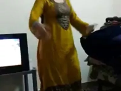 বান্ধবী বাসর রাতের সেক্সি ভিডিও তার হাঁটুর উপর ব্লজব করে এবং তার মুখের উপর কাম পায়
